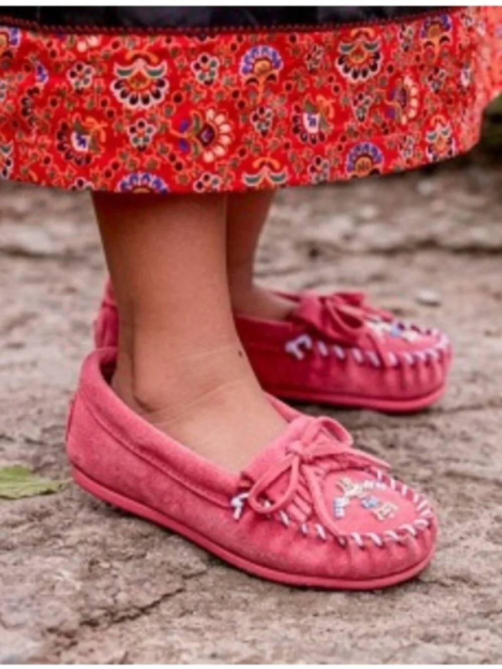 NWT Minnetonka Girls Vintage Hot Pink Thunderbird Moccasins